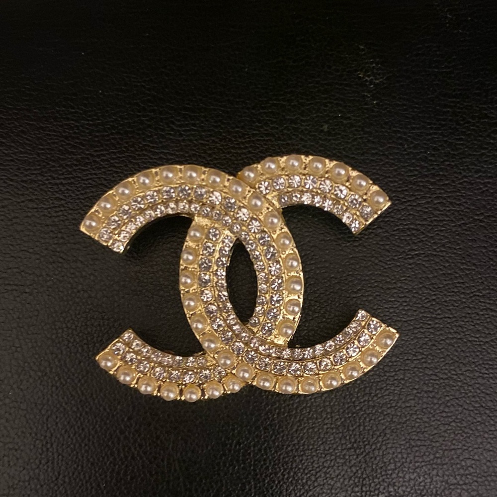 - Classic Double CC Pearled Brooch - Picture 12 of 15
